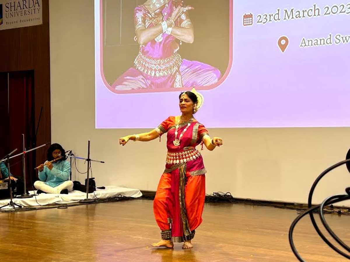 शारदा विवि के वार्षिक सांस्कृतिक उत्सव कोर्स में मनमोहक प्रस्तुति